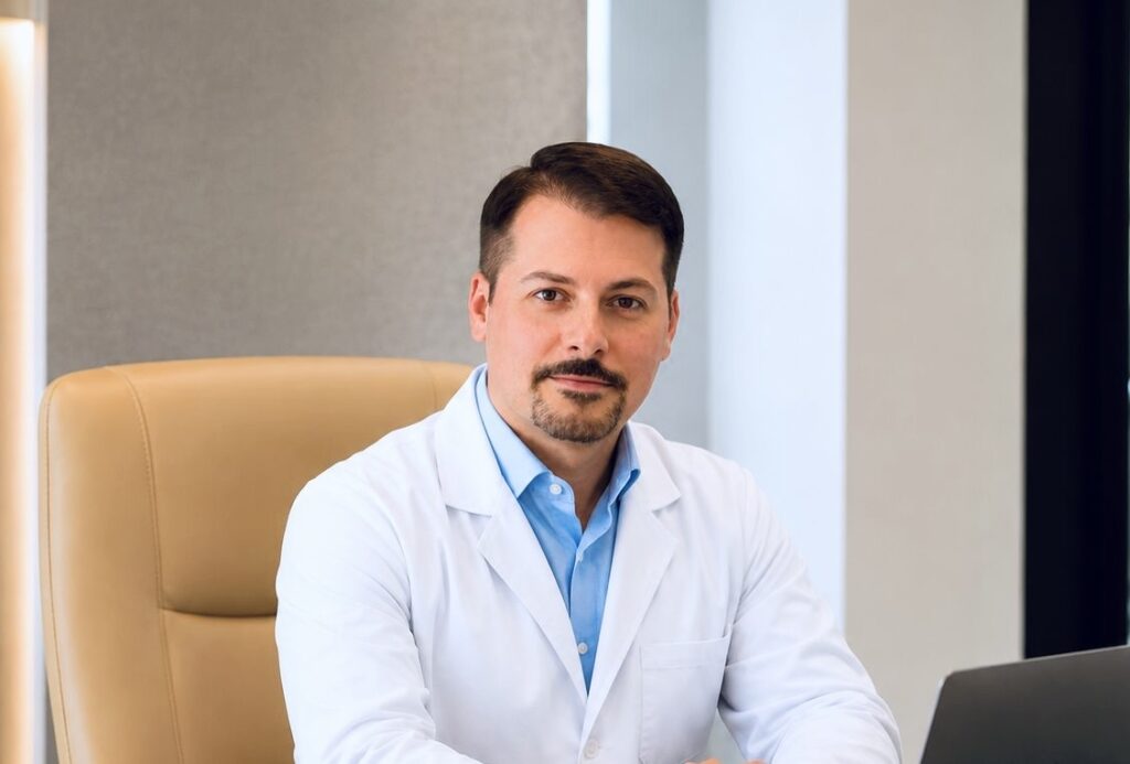 Dott Damiano Antognetti Medico Fisiatra nel suo studio